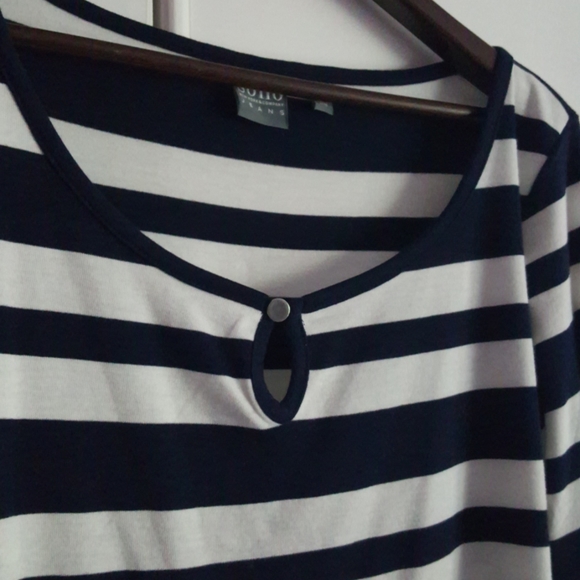 New York & Co., Black / White Key Hole Top - Picture 4 of 6